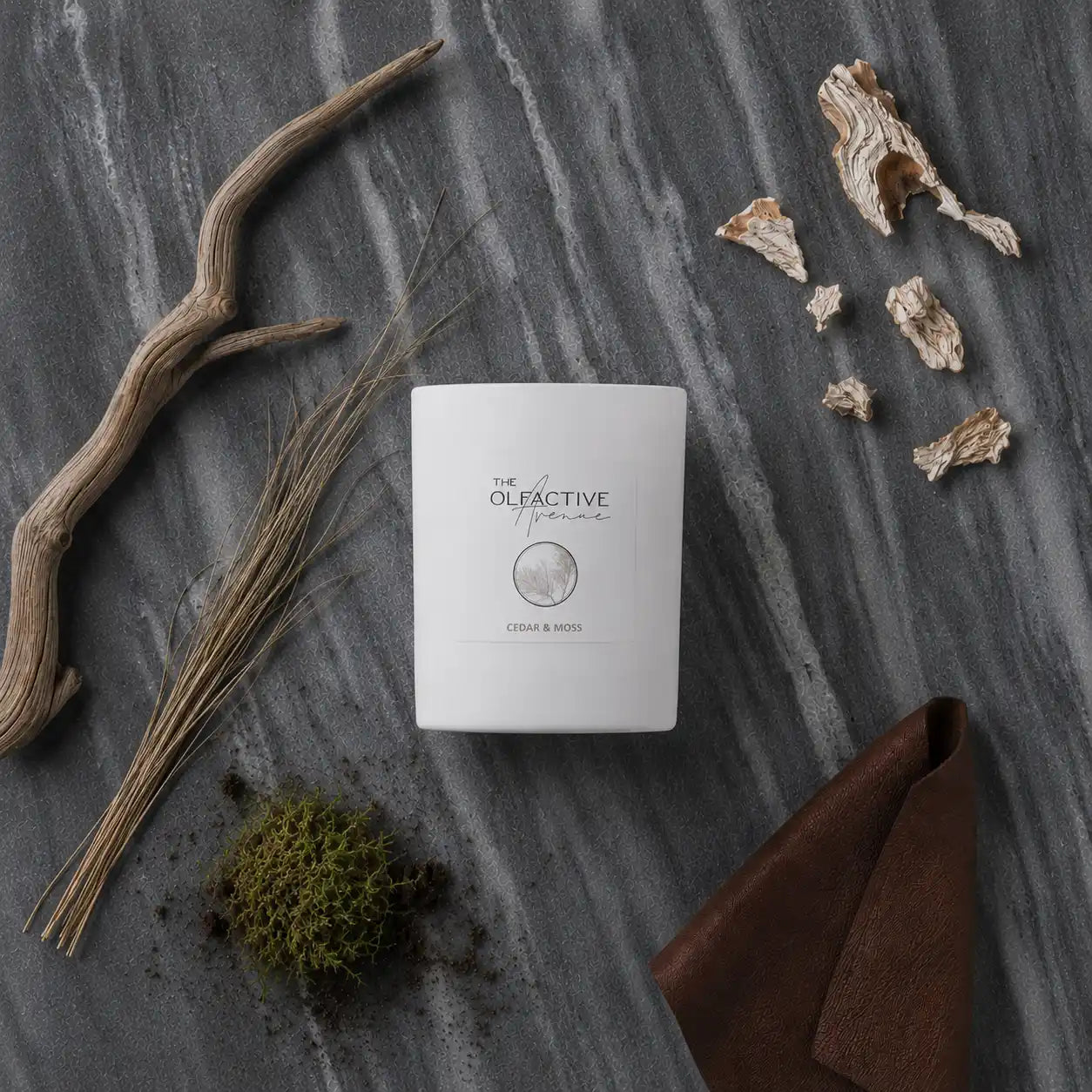 Duftkerze Cedar & Moss von The Olfactive Avenue — Flatlay mit Moos, Holz und Naturtexturen