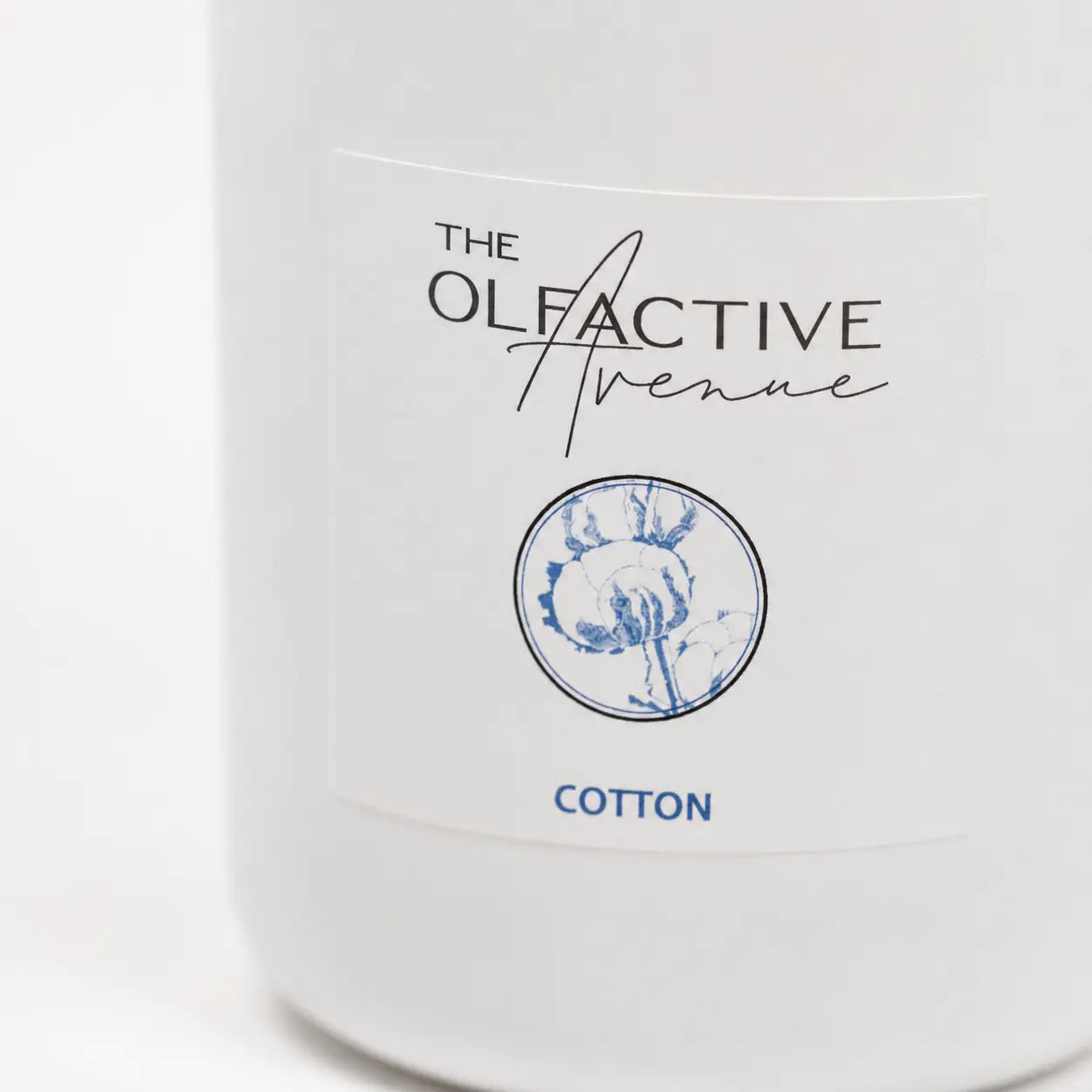 Duftkerze Cotton von The Olfactive Avenue — Detail des Labels mit klarem, weichem Duft aus Grasse