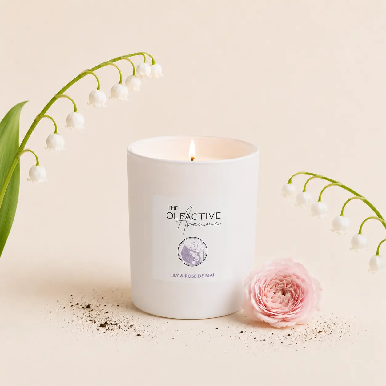 Duftkerze Lily & Rose de Mai von The Olfactive Avenue — brennend mit Rose und Maiglöckchen
