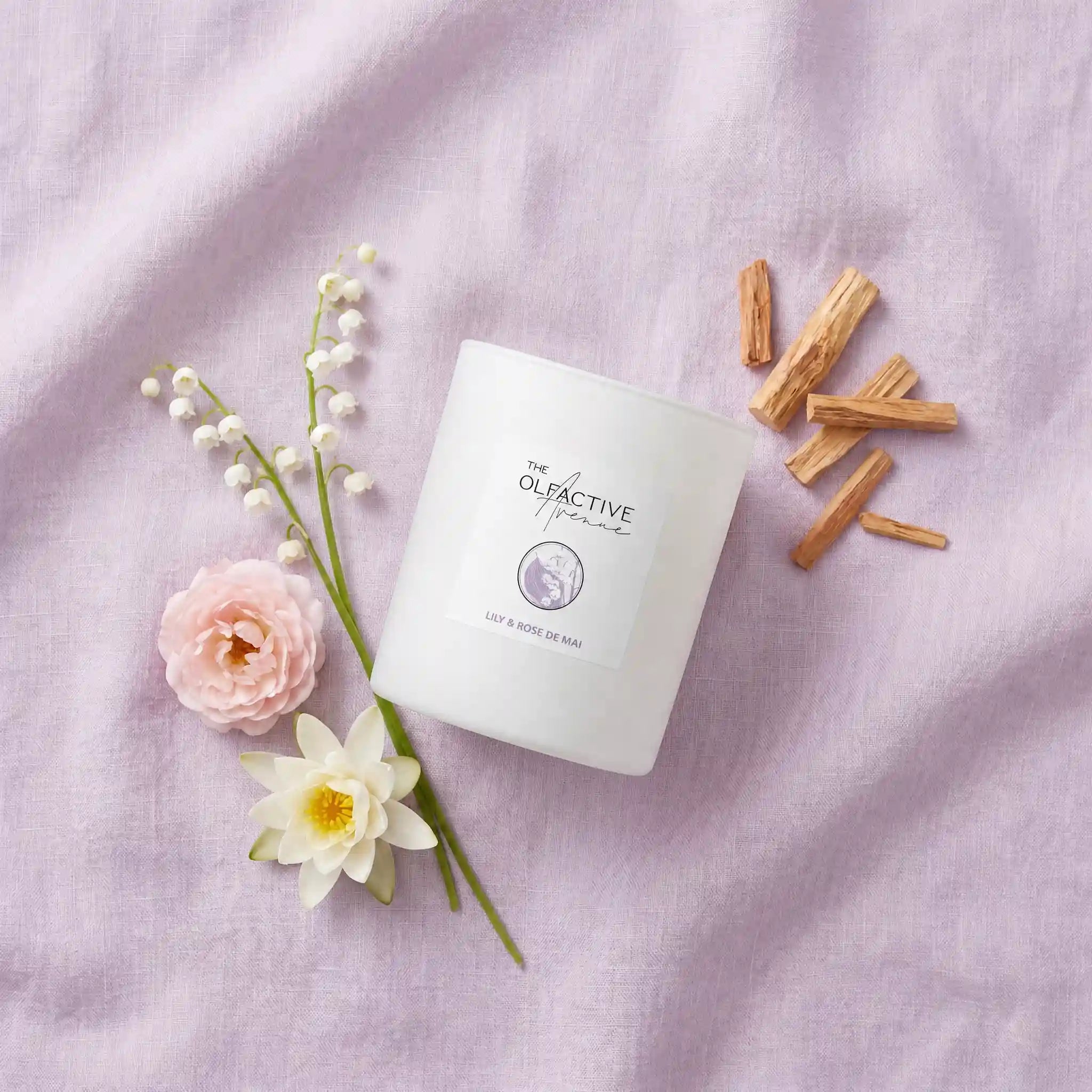 Duftkerze Lily & Rose de Mai von The Olfactive Avenue — Flatlay mit Rose, Maiglöckchen und Holz
