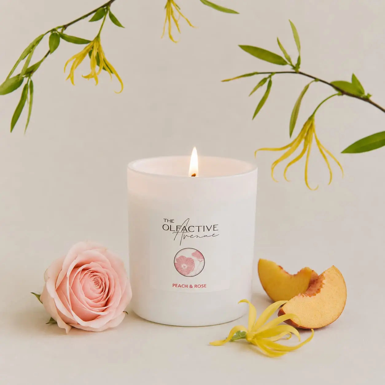 Duftkerze Peach & Rose von The Olfactive Avenue — brennend mit Rose, Pfirsich und Duft aus Grasse