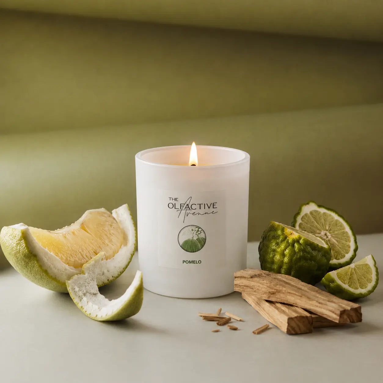 Duftkerze Pomelo von The Olfactive Avenue — handgegossen in Hessen mit frischem Duft aus Grasse