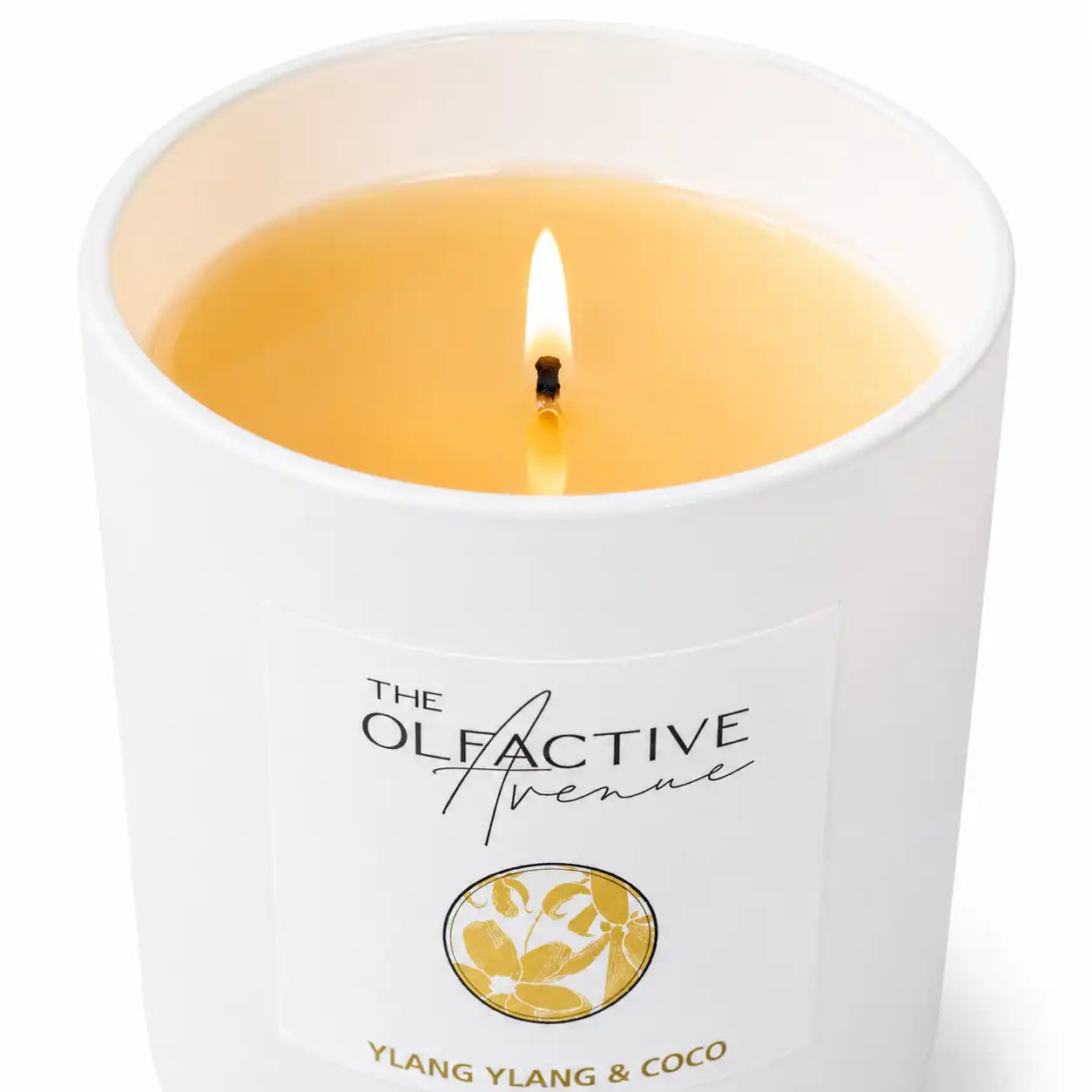 Duftkerze Ylang Ylang & Coco von The Olfactive Avenue — Nahaufnahme mit warmer Flamme