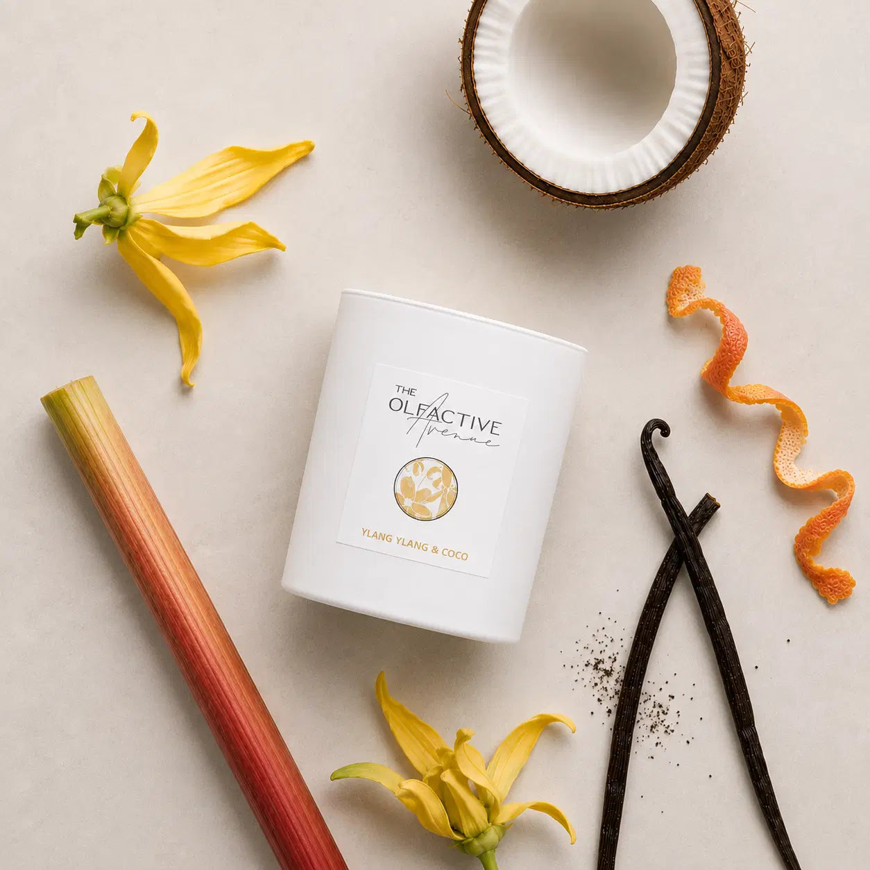 Duftkerze Ylang Ylang & Coco von The Olfactive Avenue — Flatlay mit Kokos, Vanille und Ylang-Ylang