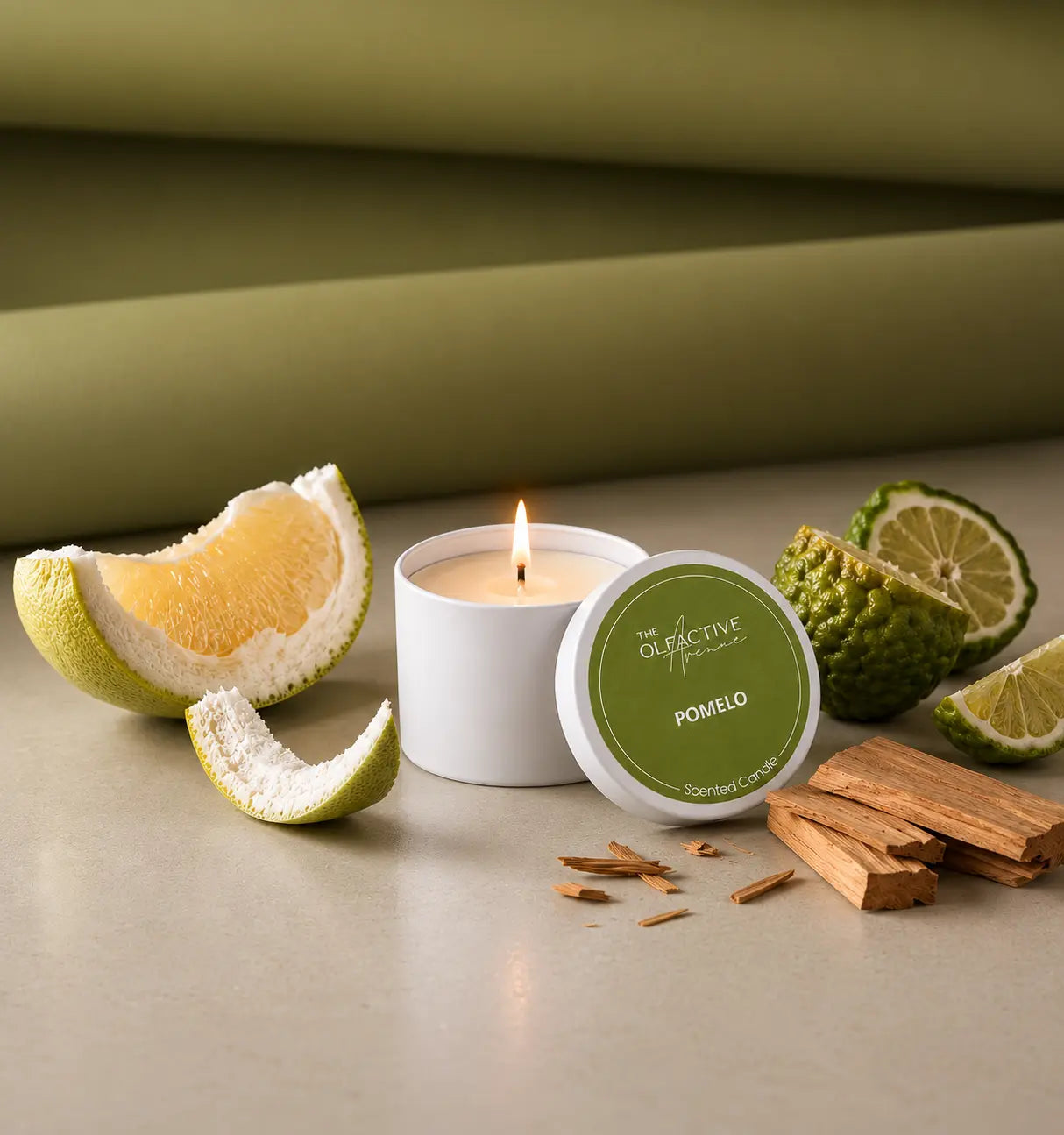 Pomelo Travel Candle von The Olfactive Avenue mit brennender Duftkerze, Pomelo-Zitrusfrüchten und Holznoten, hochwertige Duftkerze aus Deutschland mit Parfümölen aus Grasse.
