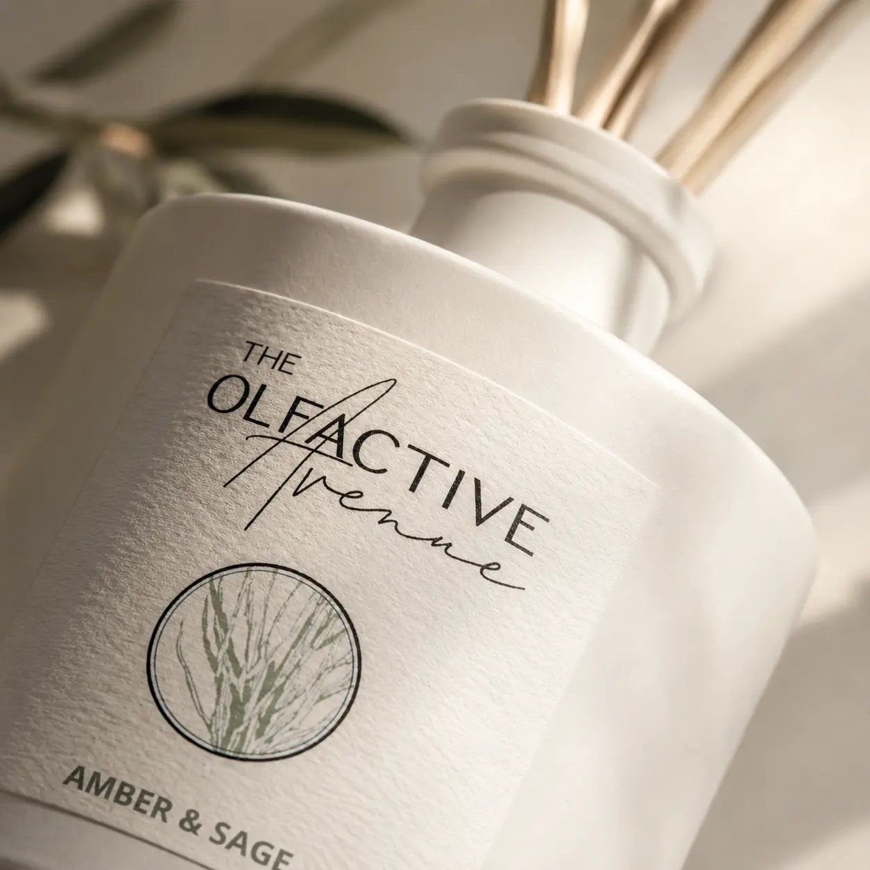 Raumdiffuser Amber & Sage von The Olfactive Avenue — Detail des Labels auf mattem weißen Glas