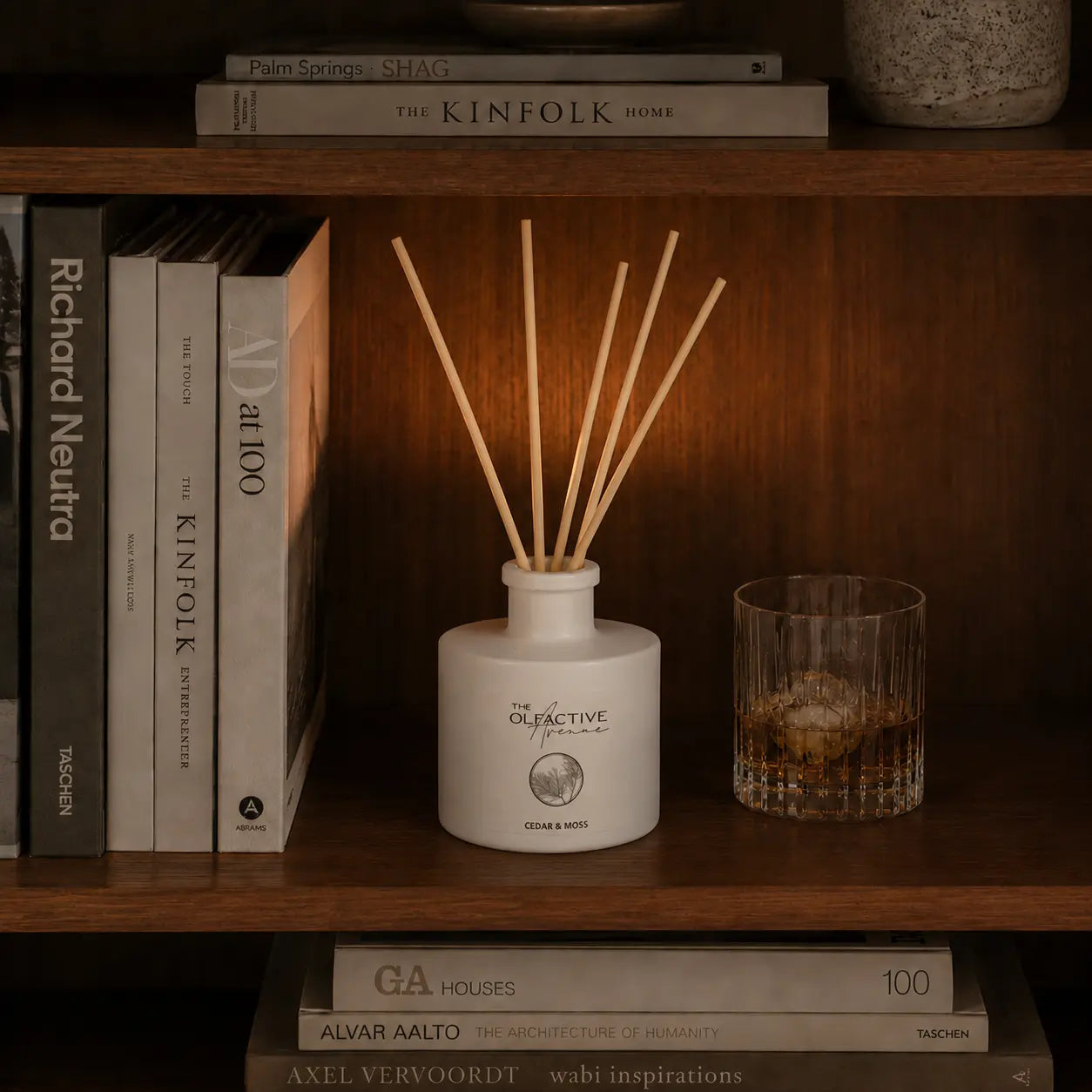 Raumdiffuser Cedar & Moss von The Olfactive Avenue — im Regal mit Büchern und warmem Licht