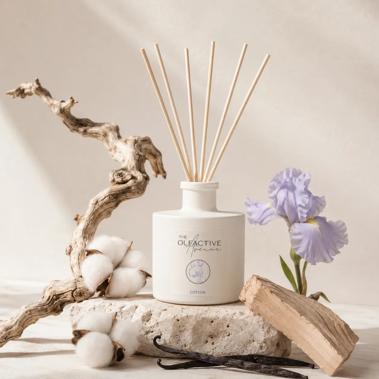Raumdiffuser Cotton von The Olfactive Avenue — mit Iris, Baumwolle, Vanille und hellem Duft