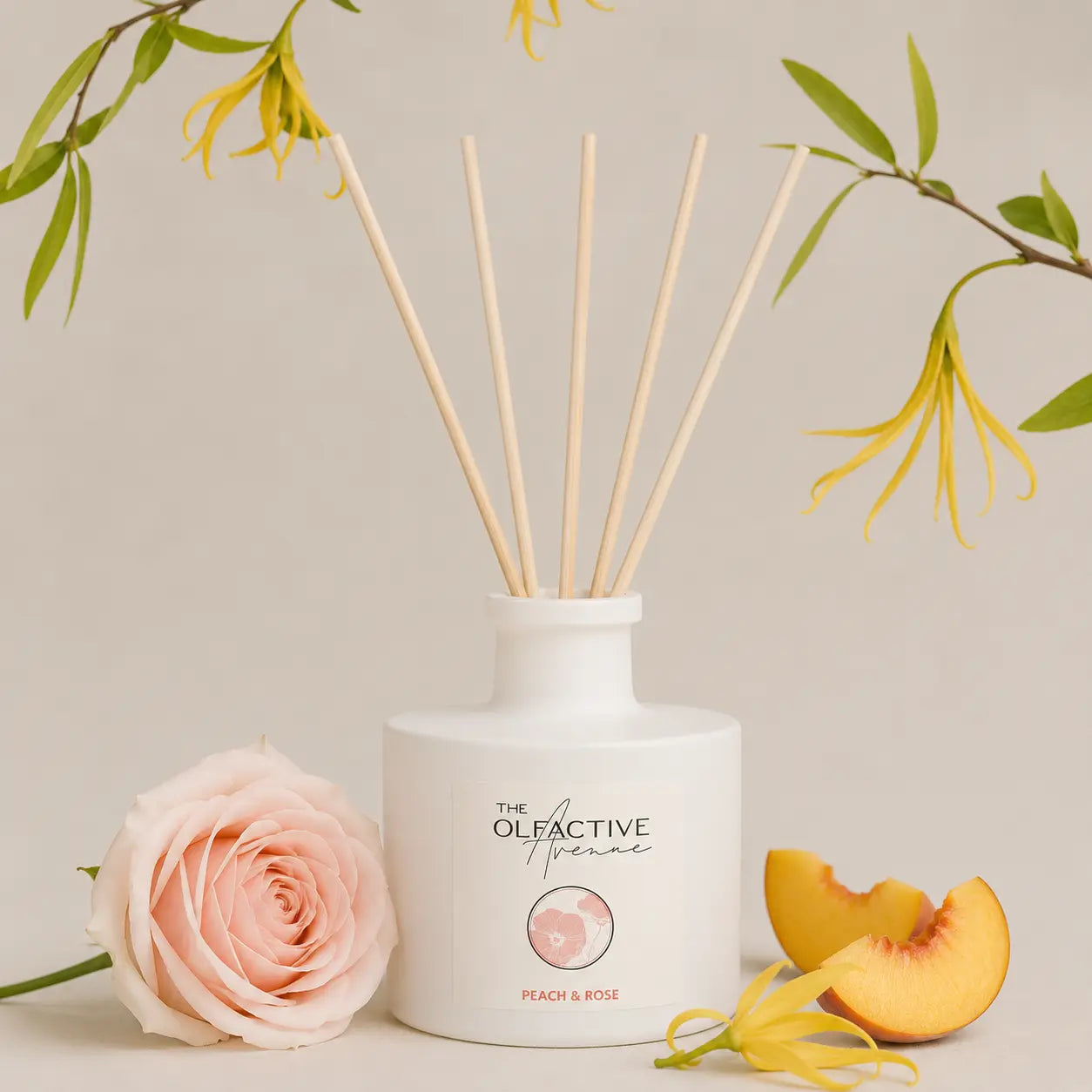 Raumdiffuser Peach & Rose von The Olfactive Avenue — mit Rose, Pfirsich und Duft aus Grasse. [KI]