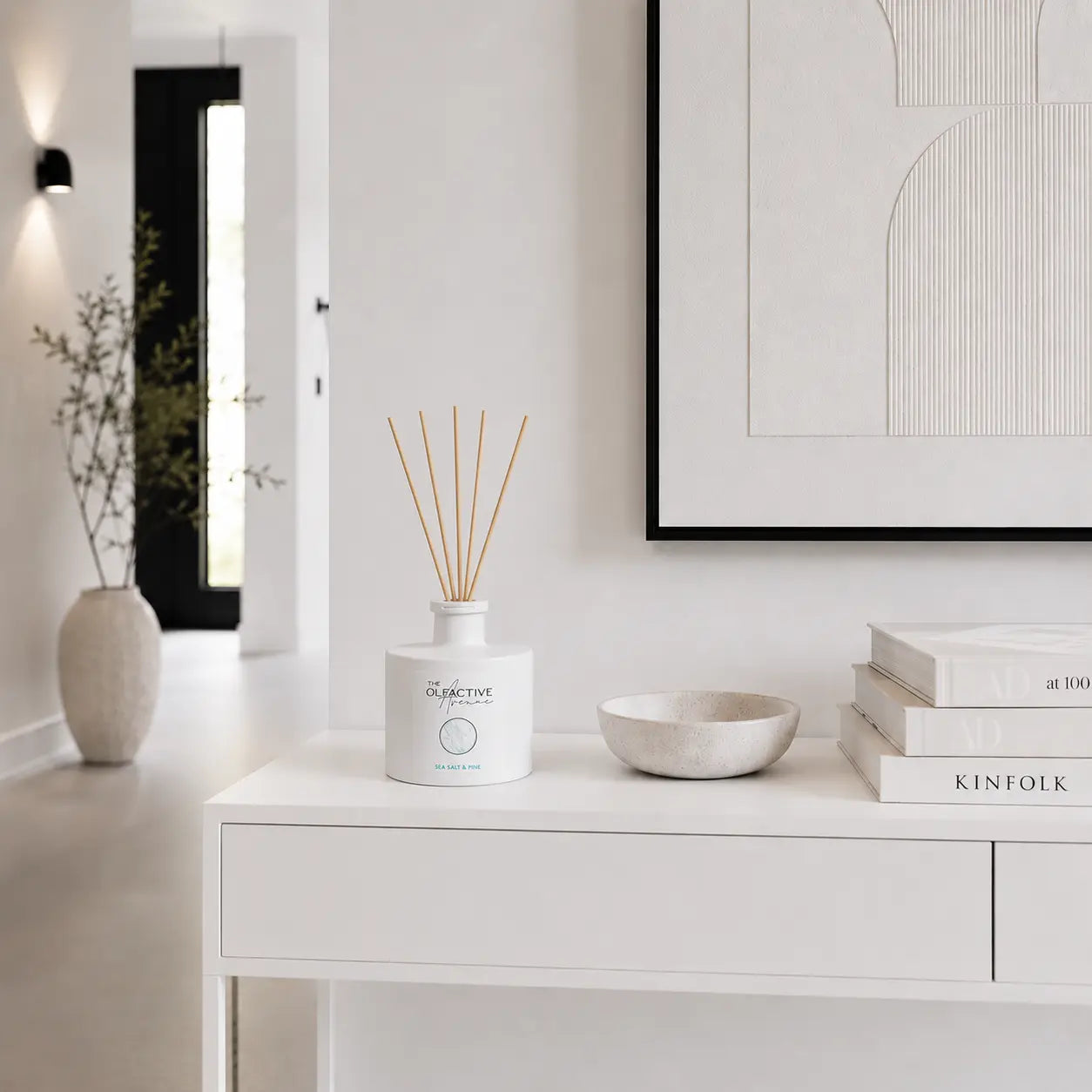 Sea Salt & Pine Raumdiffuser von The Olfactive Avenue auf weißem Sideboard in minimalistischem Wohnambiente