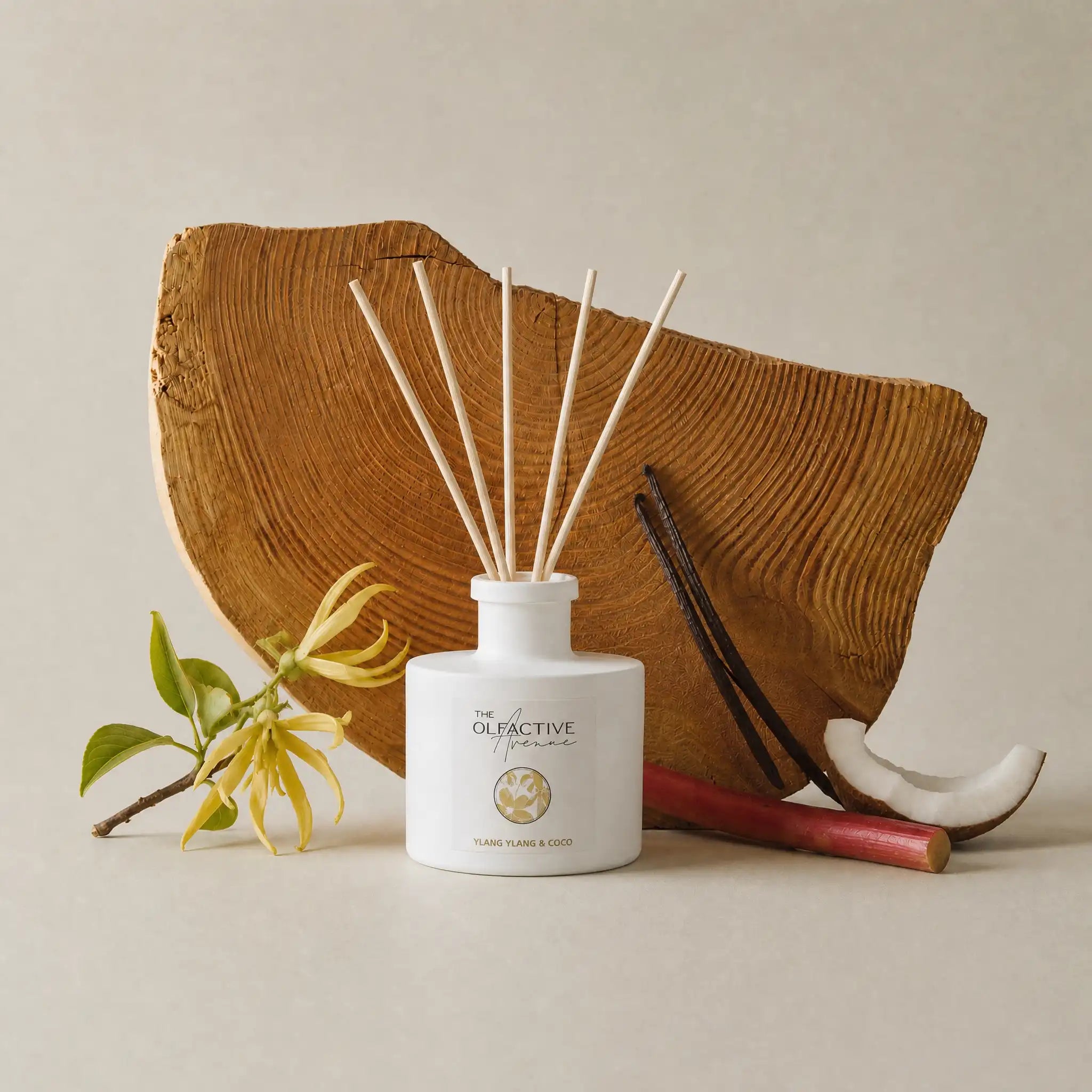 Duftkerze Ylang Ylang & Coco von The Olfactive Avenue — Flatlay mit Kokos, Vanille und Blüte. [KI]