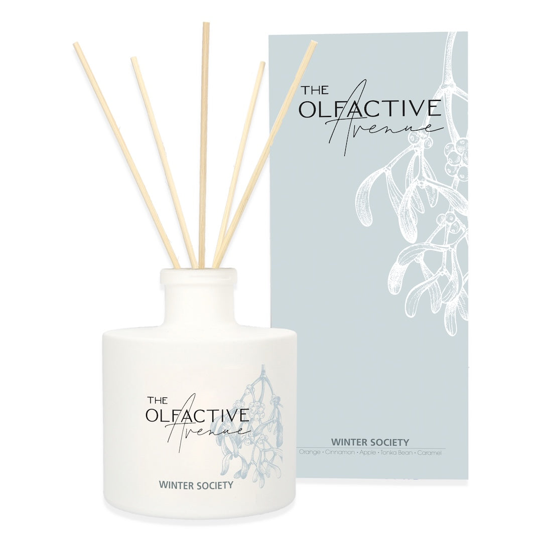 Winter Society Raumduft von The Olfactive Avenue – weißer Reed Diffuser mit Stäbchen in Keramikflakon, inklusive Geschenkbox; Winterduft Orange, Zimt & Apfel