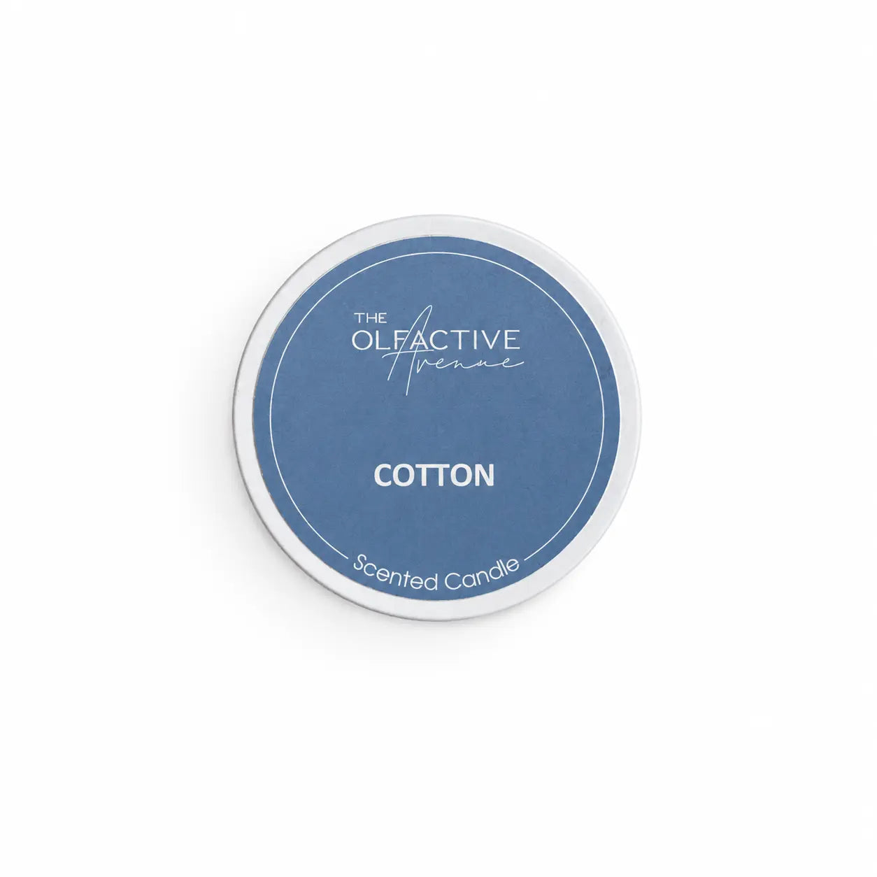 Travel Candle Cotton von The Olfactive Avenue mit blauem Deckel, kompakte Duftkerze aus Deutschland für frische, saubere Raumduft-Momente.
