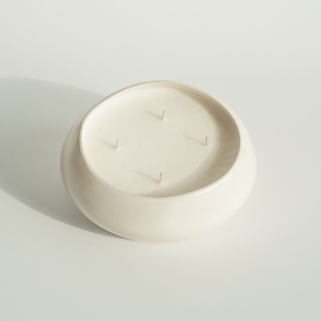 Puristische weiße Mehrdochtkerze mit 4 Baumwolldochten von The Olfactive Avenue, Draufsicht auf das vegane Raps-Kokos-Wachs.