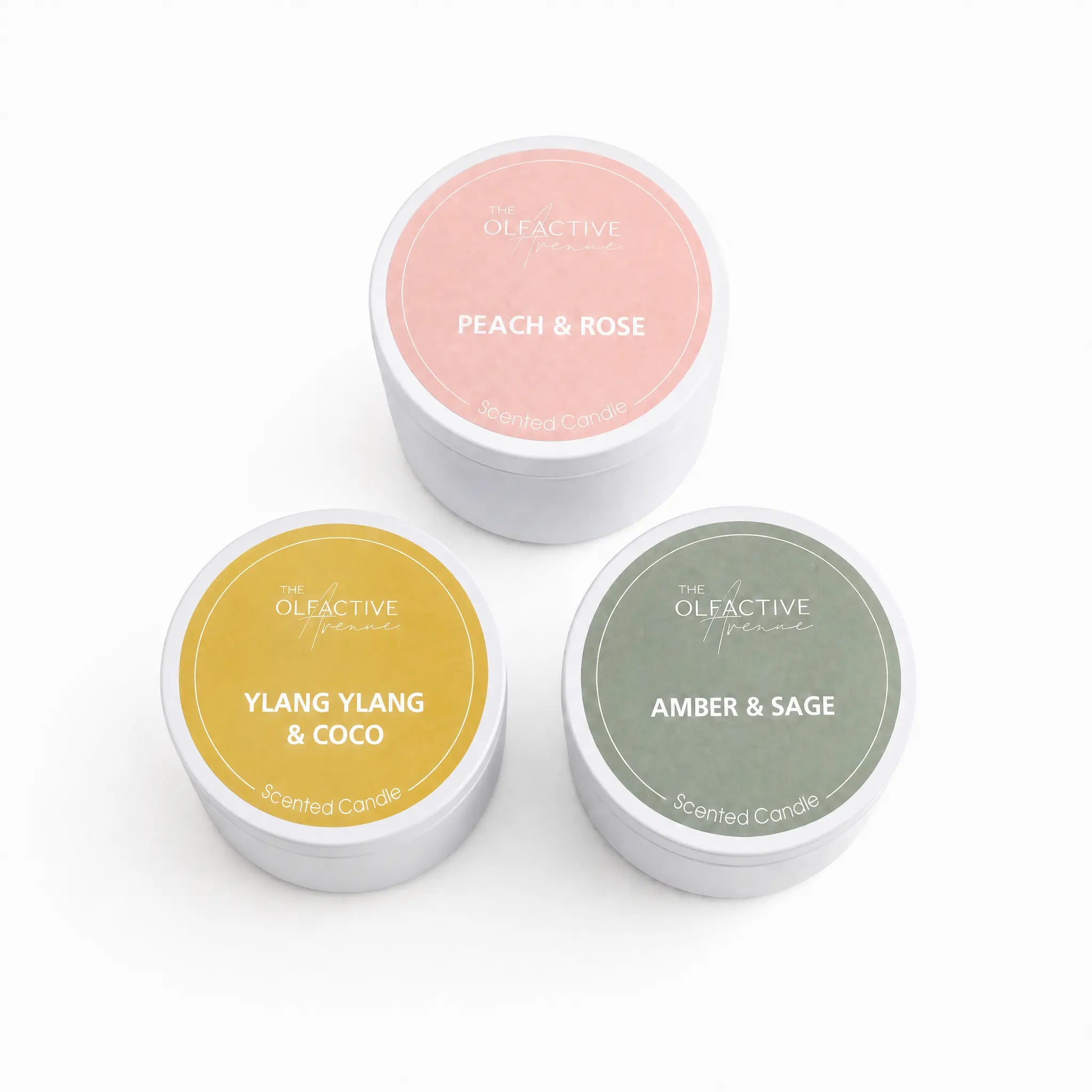 3er Travel Candle Bundle von The Olfactive Avenue mit Peach & Rose, Ylang Ylang & Coco und Amber & Sage. Die Mini Duftkerzen verbinden fruchtig-florale, exotisch-cremige und warm-aromatische Duftkompositionen in einem hochwertigen Kerzen Set.