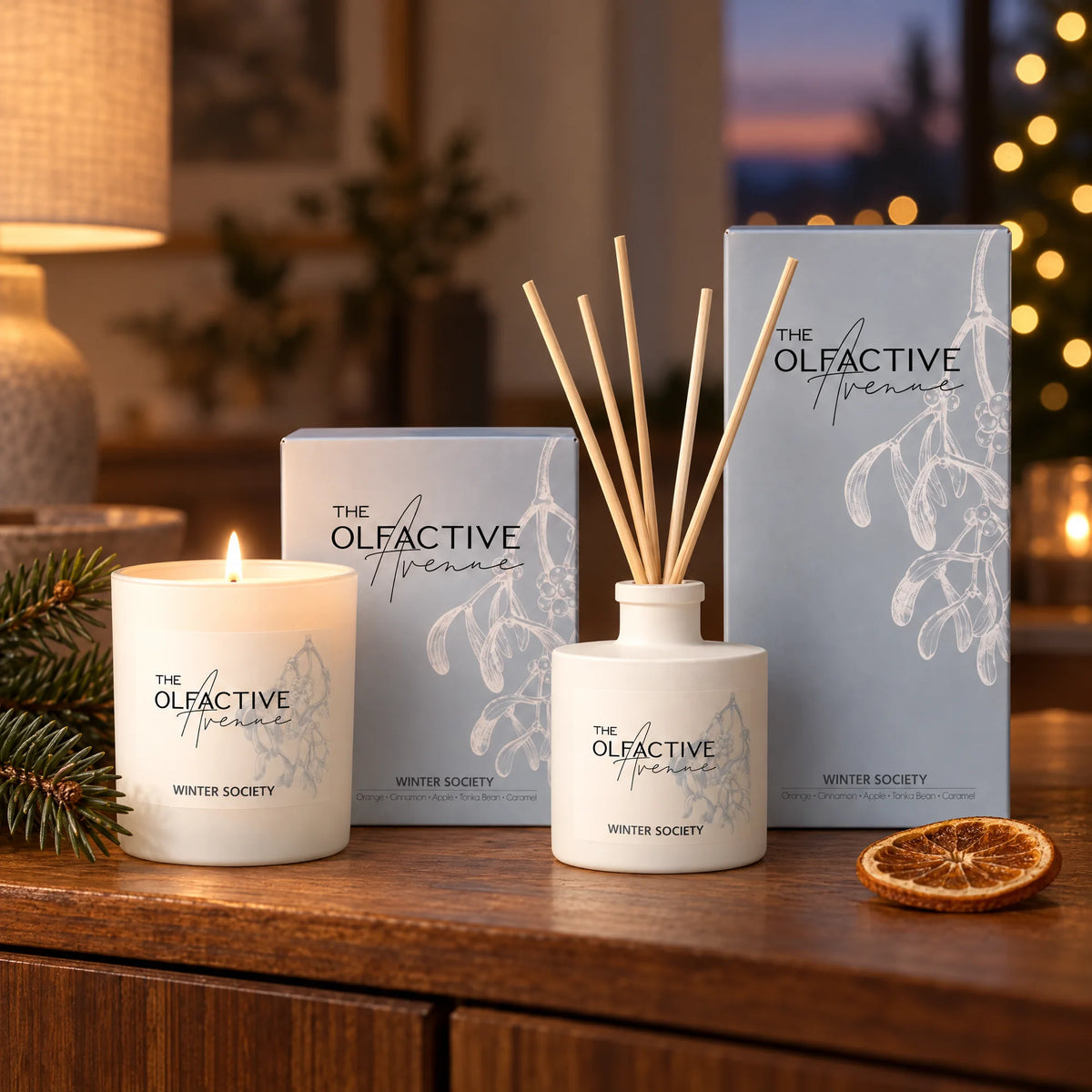 Winter Society Geschenkset – Duftkerze brennend und Raumduft mit Geschenkboxen auf Sideboard, Weihnachtsstimmung, The Olfactive Avenue [KI]