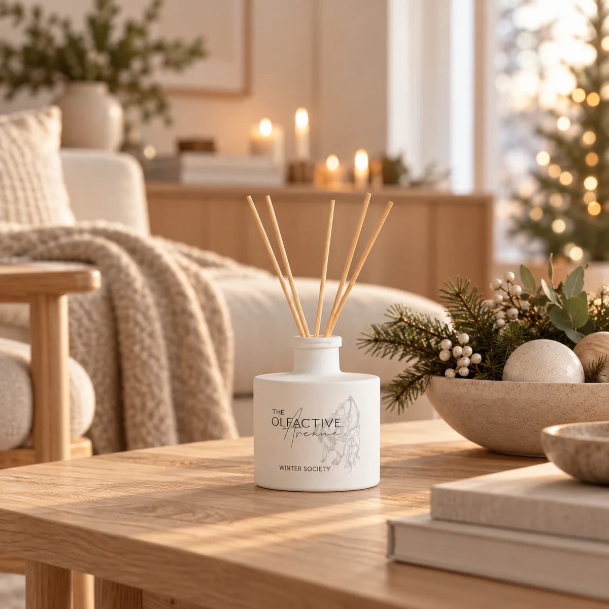Raumduft Winter Society von The Olfactive Avenue mit Rattanstäbchen auf einem Holztisch im weihnachtlich dekorierten Wohnzimmer – Mandarine, Zimt, Karamell und Vanille, limitierte Winter-Edition [KI]