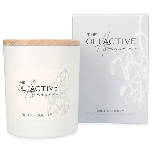 Winter Society Set auf warmem Rosé-Hintergrund – exklusives Duft-Duo, Architektur für die Sinne